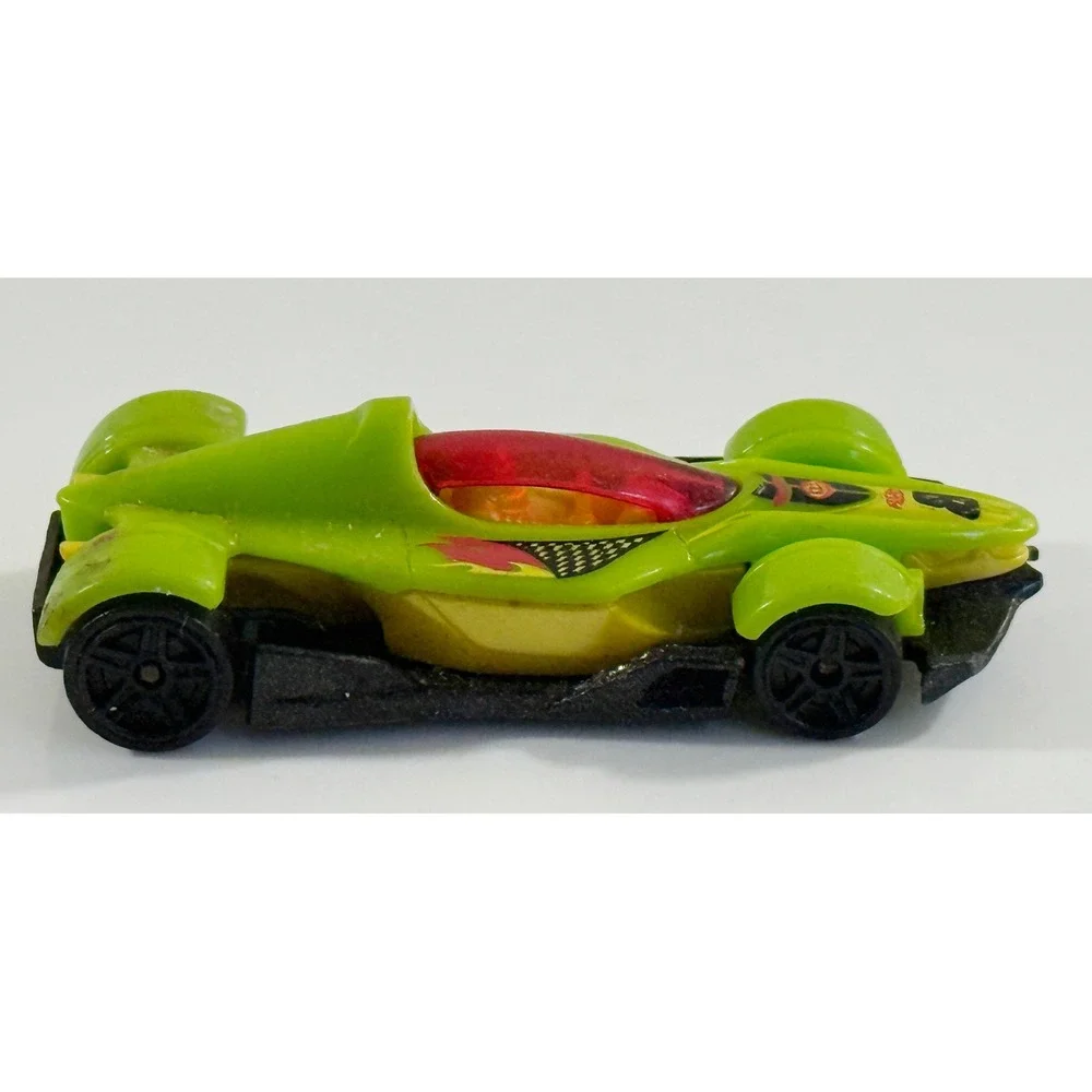 Hot Wheels Jet Threat 4.0 Kids 1:64 Green Diecast Race Car R0937 Flame Decals